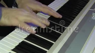 这位音乐家演奏数字<strong>钢琴</strong>。 <strong>钢琴</strong>家的手。 合成器或电子<strong>钢琴</strong>